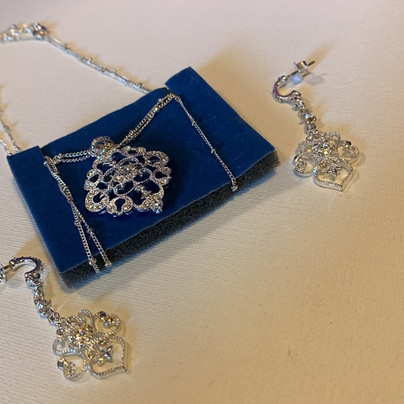 Avon Silvertone Vintage Earrings & Pendant Necklace Set - Picture 5 of 5